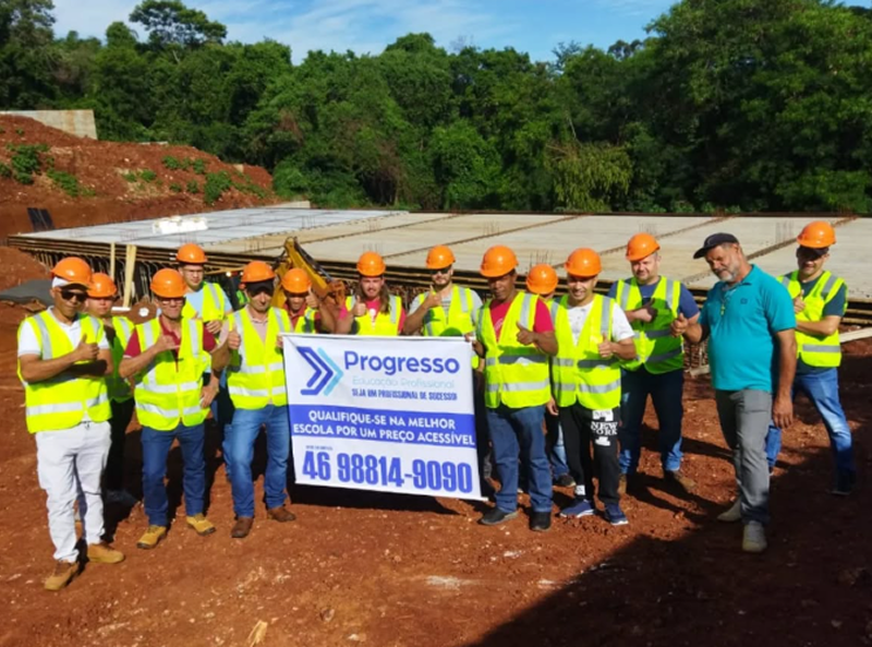 Alunos em aula prática na Progresso Educação